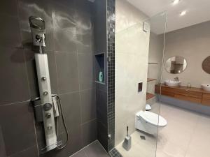 Un baño con ducha, inodoro y lavabo. en Yarema Forest House, en Yarema residence zone 13 fotos más