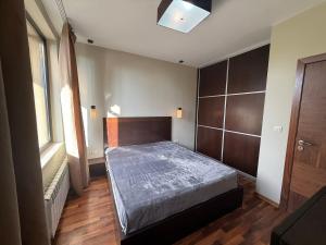 un dormitorio con una cama en una habitación en Yarema Forest House, en Yarema residence zone