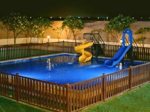 - une piscine avec 2 toboggans et un parc aquatique dans l'établissement Hideout Farmhouse - By Seven Elements, à Ras al Khaimah