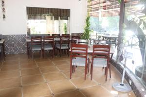 a dining room with wooden chairs and a table at Big Mama Corbett in Belparāo