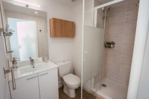 ein Badezimmer mit Toilette, Waschbecken und Dusche in der Unterkunft Mon joli studio - Pessac in Pessac + 3 Fotos