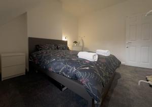 Un dormitorio con una cama con dos toallas encima. en 81b Queens Road, en Watford
