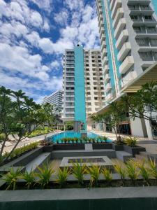 una piscina en medio de una ciudad con edificios altos en Dylan's Crib, en Bacolod