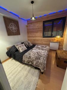 Ένα ή περισσότερα κρεβάτια σε δωμάτιο στο Appartement cosy entre lacs et montagnes