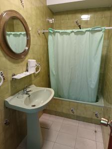 タラゴナにあるPensión Casa Pachínの洗面台、鏡、シャワー付きのバスルーム