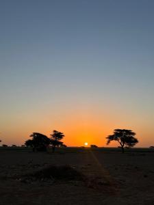 Východ nebo západ slunce při pohledu z bed and breakfast nebo okolí