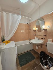 a bathroom with a tub and a sink and a toilet at 3-Zimmer Wohnung in Centrum in Mülheim an der Ruhr +55 photos