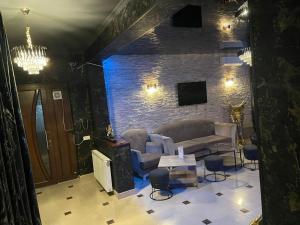 una sala de estar con un sofá y una mesa en Magical Desire, en Bragadiru