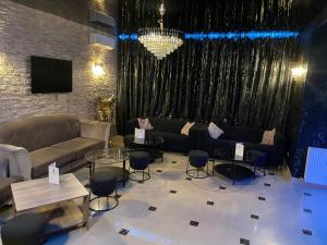 Una sala de estar con sofás y mesas y un televisor. en Magical Desire, en Bragadiru