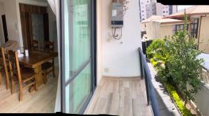 a balcony with a table and a glass door at Cómodo y acogedor departamento amoblado in Cochabamba