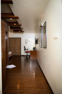 a room with a hallway with a desk and a chair at Masara Biznotel in Chakan