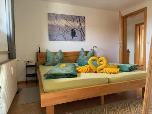 a bed with two yellow swans sitting on it at Am Stadtpark in Reutte