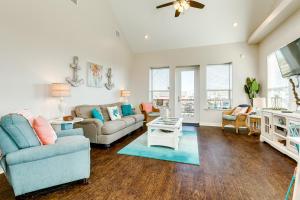 een woonkamer met een bank en een tafel bij Ultimate Gulf Views Hot Tub Pet Paradise in Hercules Offshore Heliport