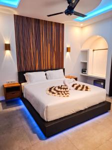 ein Schlafzimmer mit einem großen Bett und einem Deckenventilator in der Unterkunft White Seeds Boutique Villas in Gili Trawangan
