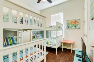 een kamer met twee stapelbedden en een bureau bij Ultimate Gulf Views Hot Tub Pet Paradise in Hercules Offshore Heliport