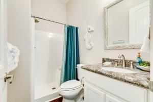 een badkamer met een toilet, een wastafel en een spiegel bij Ultimate Gulf Views Hot Tub Pet Paradise in Hercules Offshore Heliport +24 foto's