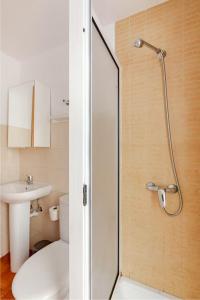 a bathroom with a shower with a toilet and a sink at Los Alisios Amplio y luminos a pasos del mar in Pozo Izquierdo +20 photos