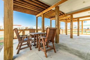twee stoelen en een tafel op een veranda bij Ultimate Gulf Views Hot Tub Pet Paradise in Hercules Offshore Heliport