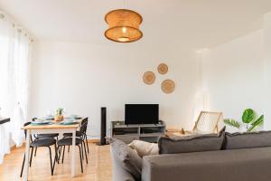 ein Wohnzimmer mit Sofa und Tisch in der Unterkunft Charming T2 in Frouzins in Frouzins