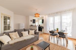 ein Wohnzimmer mit Sofa und Tisch in der Unterkunft Charming T2 in Frouzins in Frouzins