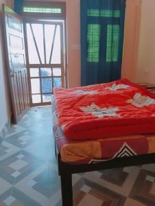 Postel nebo postele na pokoji v ubytování shree krishna resorts + 1 fotografie