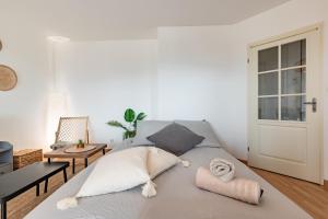 ein Schlafzimmer mit einem großen Bett mit weißen Wänden in der Unterkunft Charming T2 in Frouzins in Frouzins