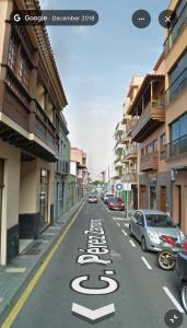 プエルト・デ・ラ・クルスにあるApartamento Laliの路上駐車の街道