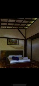 ein Bett in einem Zimmer mit einem Plakat an der Wand in der Unterkunft La Cabañita in Mocoa