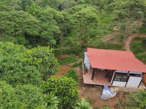 eine Luftaufnahme eines Hauses mit einem roten Dach in der Unterkunft La Cabañita in Mocoa + 3 Fotos