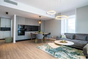 un salon avec un canapé et une table dans l'établissement Spacious 2BR Apartment - with Balcony and View, à Vatra Mînăstirii Cotroceni