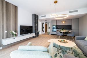 un salon avec un canapé et une table dans l'établissement Spacious 2BR Apartment - with Balcony and View, à Vatra Mînăstirii Cotroceni