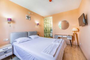 Ένα ή περισσότερα κρεβάτια σε δωμάτιο στο Art Hotel Simona