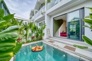 een huis met een zwembad en planten bij Melasti Dream Residence in Uluwatu