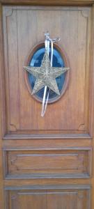 a wooden door with a star decoration on it at Kooglof Maison in Ostwald