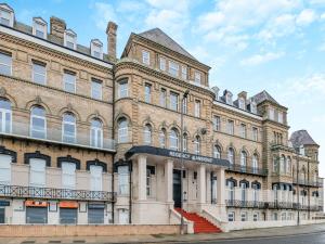un grand bâtiment en briques dans une rue dans l'établissement Sea View Penthouse - Regency Mansion, à Redcar
