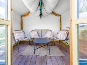 A seating area at 3 Legged Duck Cottage Még 6 kép