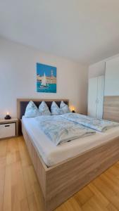 a bedroom with a large bed in a room at Ferienwohnung KRK Peter Lindpointner in Krk