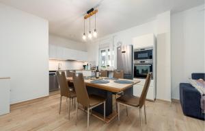 ヴーシにあるFour-Bedroom Holiday Home In Vrsiのテーブルと椅子のあるキッチンとダイニングルーム