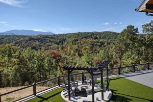 un balcón con vista a las montañas en Beartopia - Private Indoor Pool, Mountain Views, Game Room + Luxury Accommodations, en Oldham