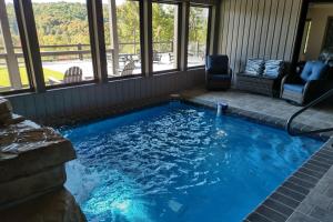 Una piscina en el salón con vistas en Beartopia - Private Indoor Pool, Mountain Views, Game Room + Luxury Accommodations, en Oldham