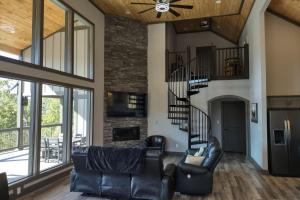 Una sala de estar con escalera de caracol y muebles de cuero en Beartopia - Private Indoor Pool, Mountain Views, Game Room + Luxury Accommodations, en Oldham