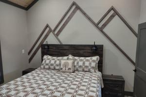 Un dormitorio con una cama con almohadas encima. en Beartopia - Private Indoor Pool, Mountain Views, Game Room + Luxury Accommodations, en Oldham 30 fotos más