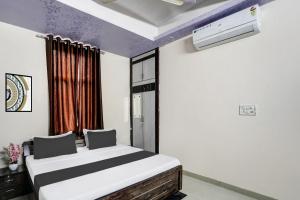 Ένα ή περισσότερα κρεβάτια σε δωμάτιο στο Super Hotel O Rudra palace +23 φωτογραφίες