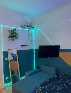 Μια τηλεόραση ή/και κέντρο ψυχαγωγίας στο Blue Light Room