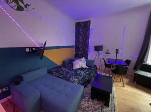 Χώρος καθιστικού στο Blue Light Room