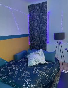 Ένα ή περισσότερα κρεβάτια σε δωμάτιο στο Blue Light Room