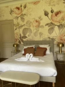 a bedroom with a bed with a flower wallpaper at Château de Flixecourt in Flixecourt