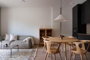 ein Wohnzimmer mit einer Couch und einem Tisch und Stühlen in der Unterkunft Crest Chalet Ski-in Ski-out by Aavalevi in Levi