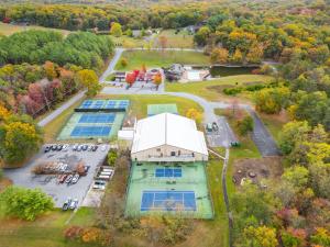 - une vue aérienne sur une maison avec une piscine et une cour dans l'établissement Resort Amenities Fire Pit Deck Grill & More, à Baxter