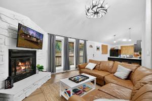un salon avec un canapé et une cheminée dans l'établissement Resort Amenities Fire Pit Deck Grill & More, à Baxter